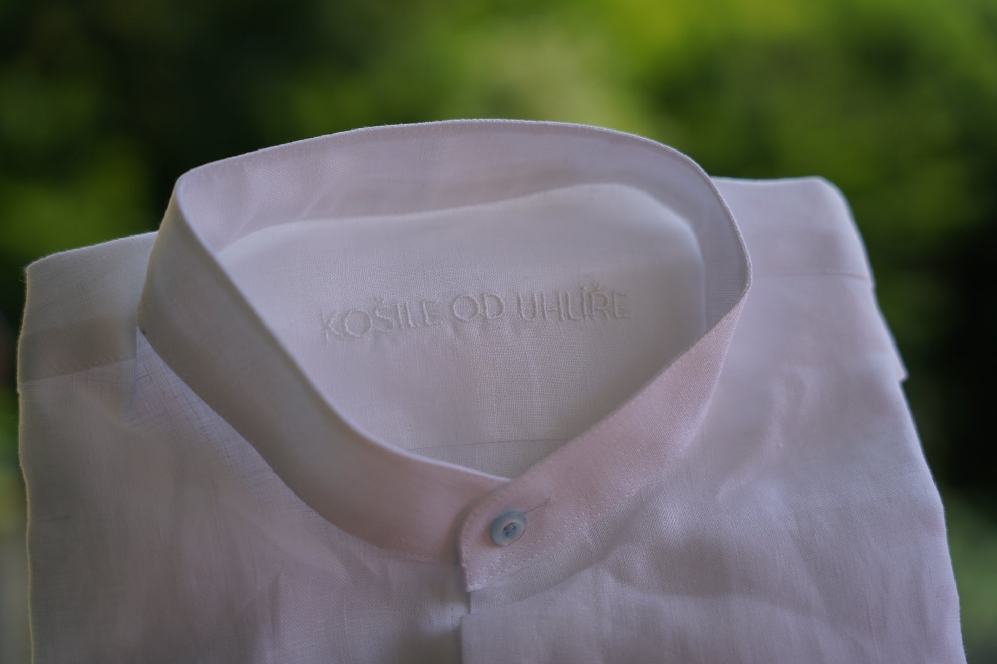 Bílá lněná košile a logo Košile od Uhlíře