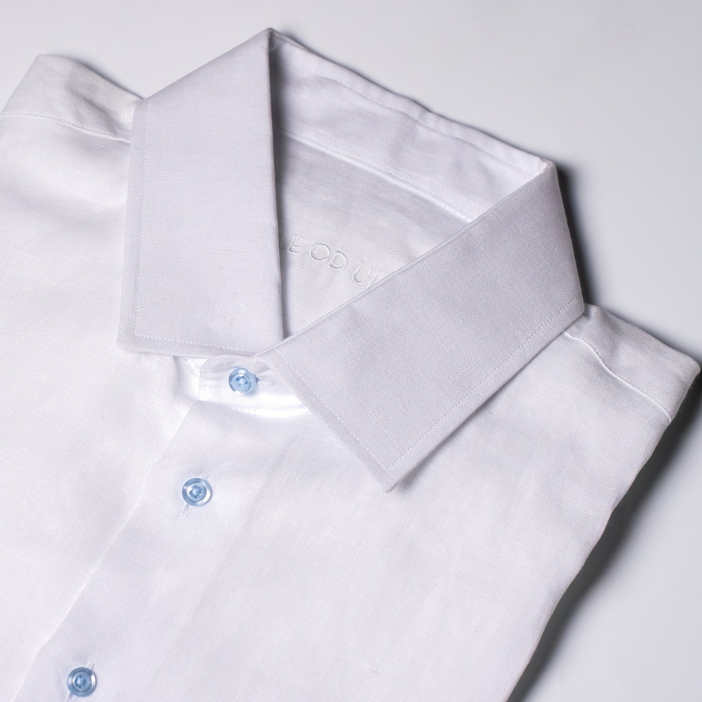 Lněná košile bílá klasický límeček detail