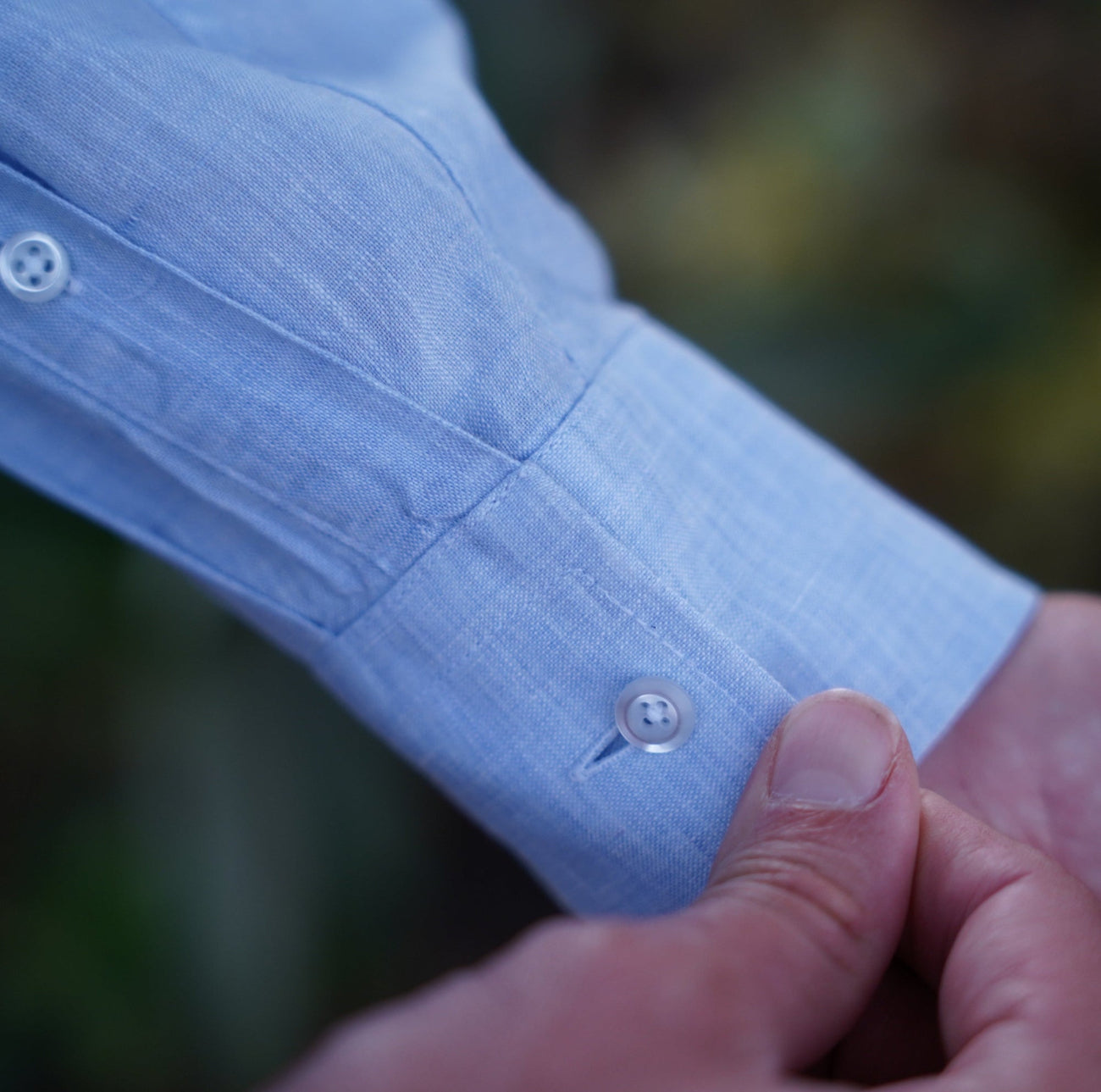 Modrá lněná košile, detail manžety
