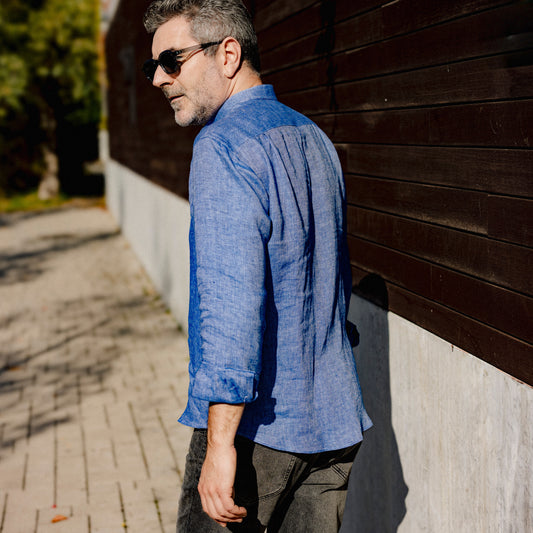 Tmavě modrá lněná košile od Uhlíře