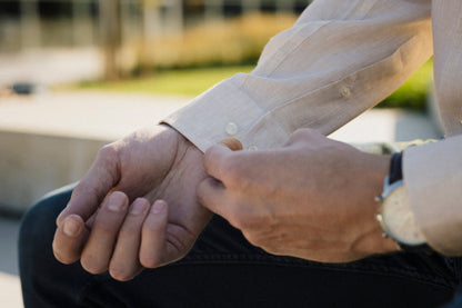 Béžová lněná košile detail rukávu