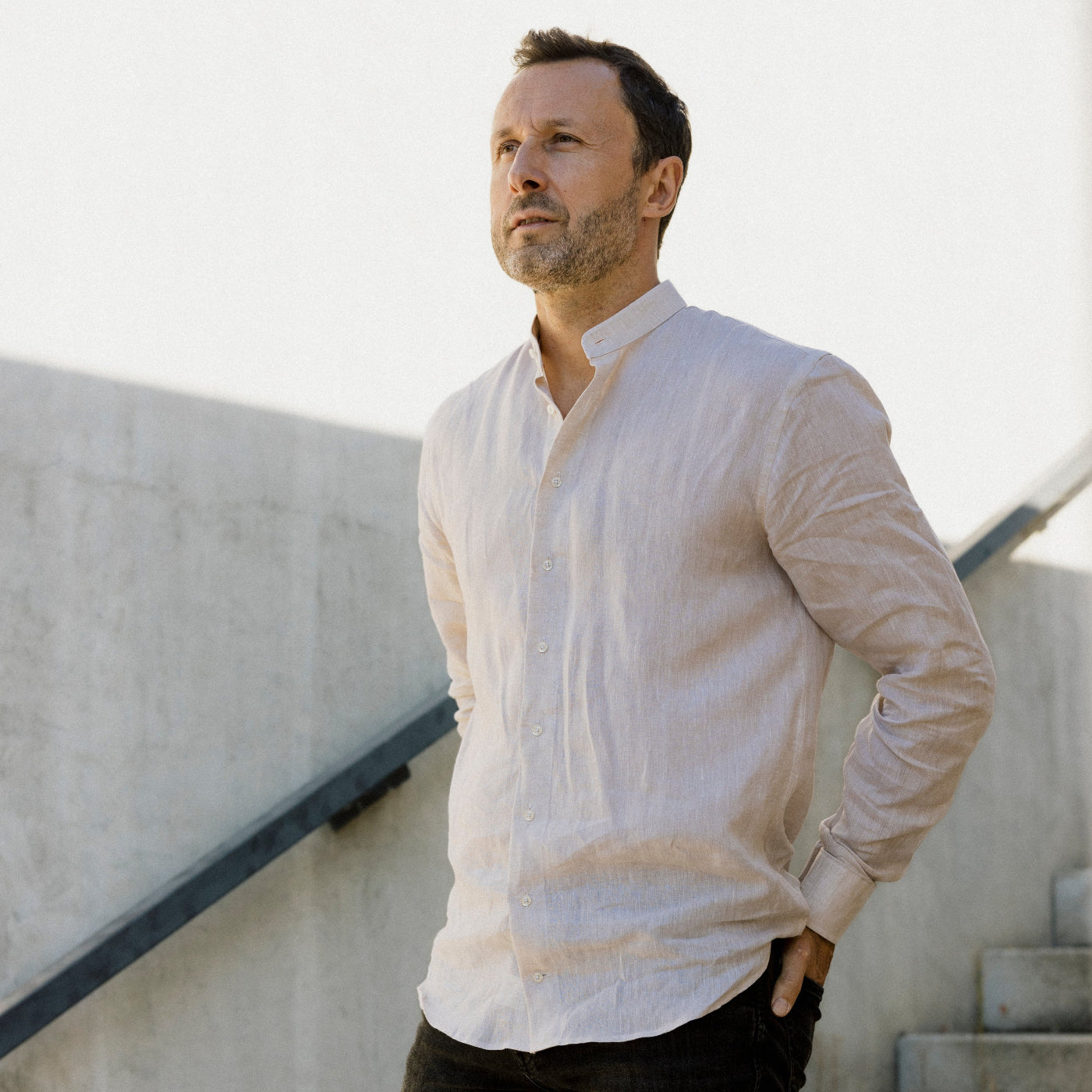 Béžová lněná košile pro muže stojáček