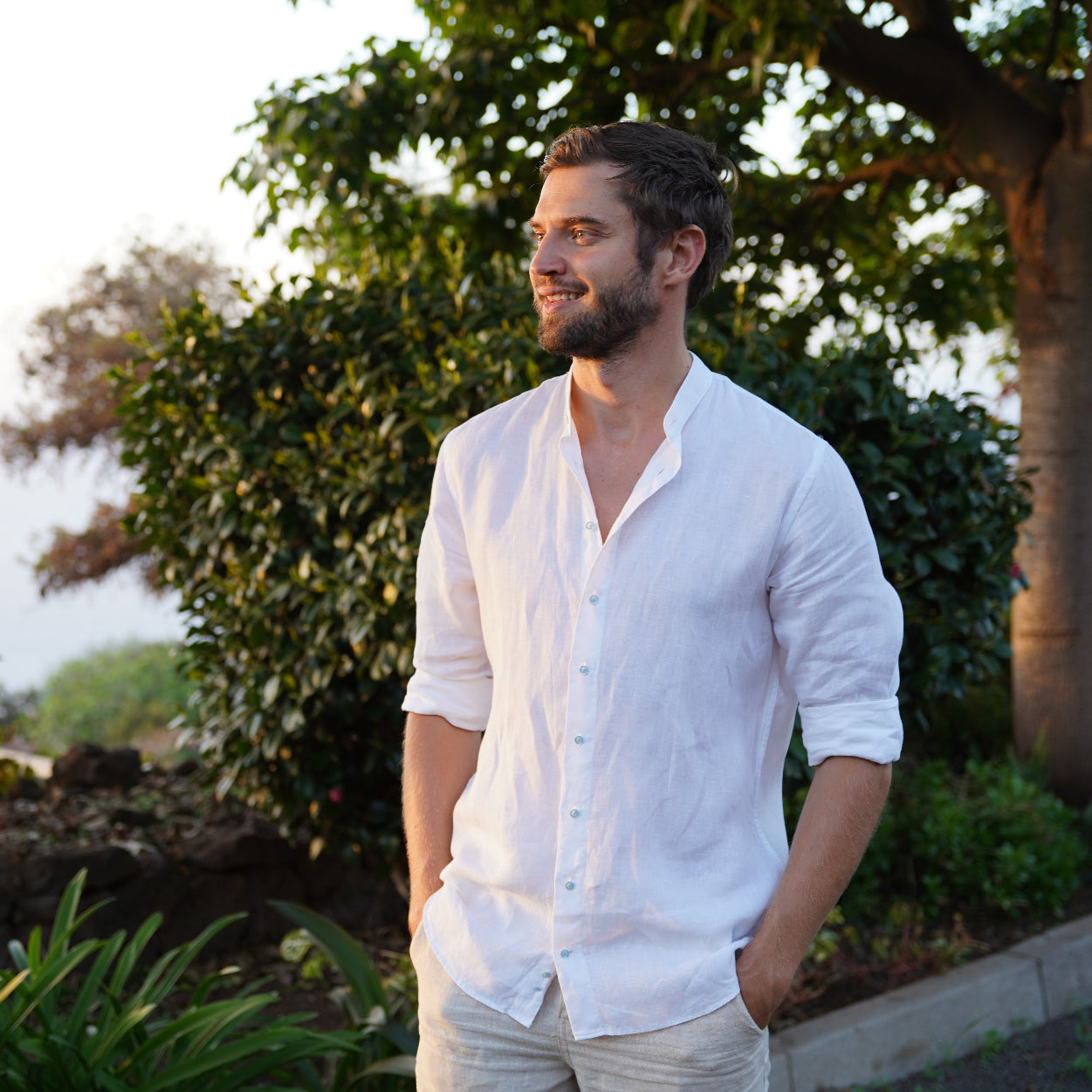 Bílá lněná košile límeček stojáček pro každou příležitost