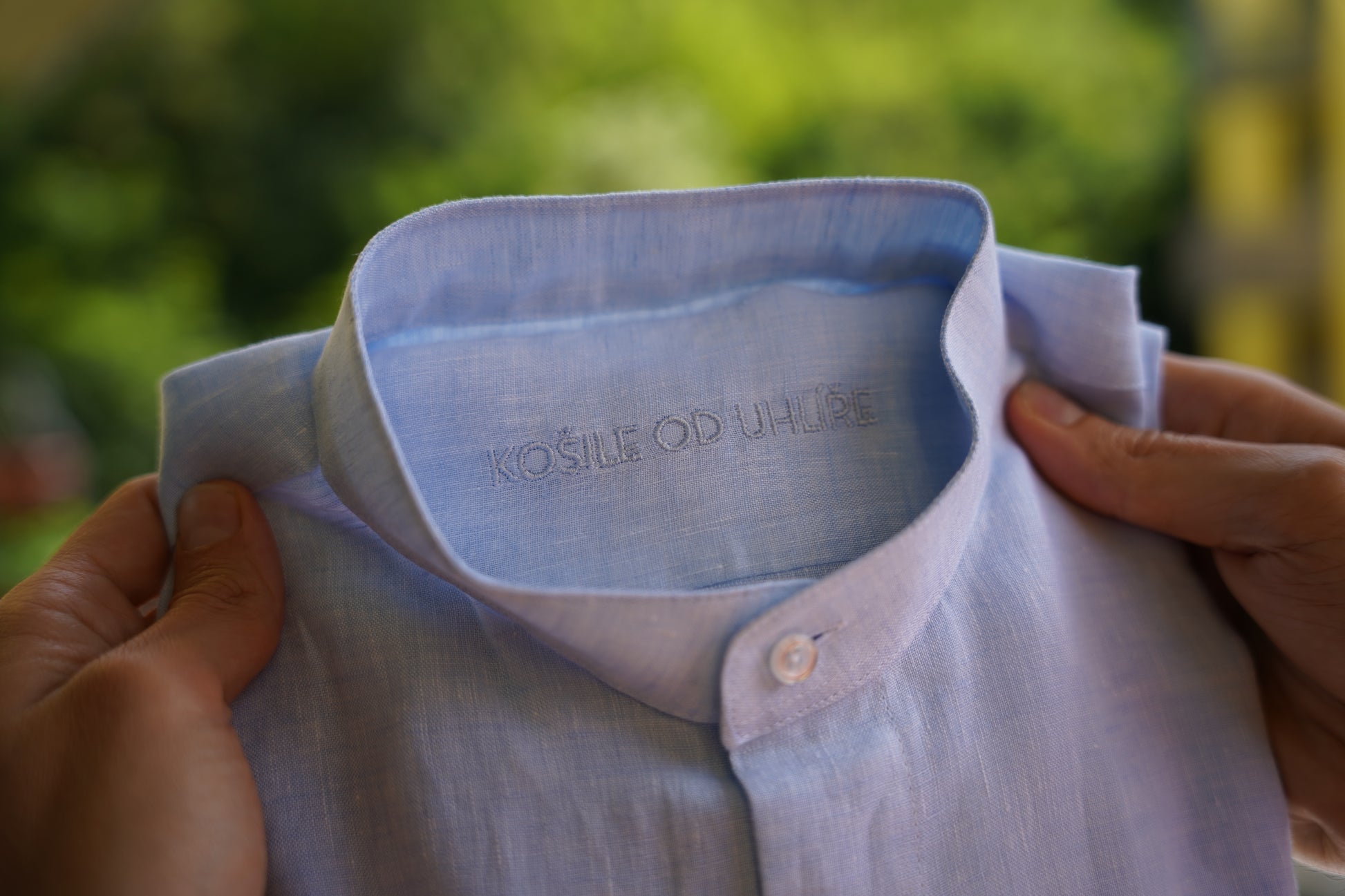 Modrá lněná košile s límečkem stojářkem pro muže z Česka